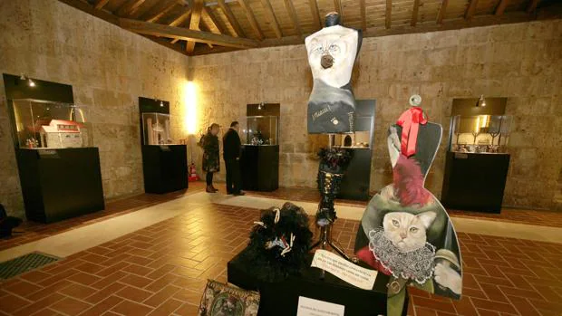 Exposición de la artista Rosana Largo en el castillo de Fuentes de Valdepero