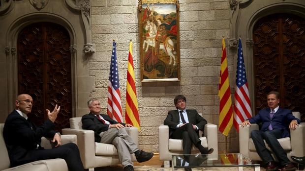 Puigdemont flanqueado por Dana Rohrabacher (a su derecha) y Brian Higgins (a su izquierda) con Romeva