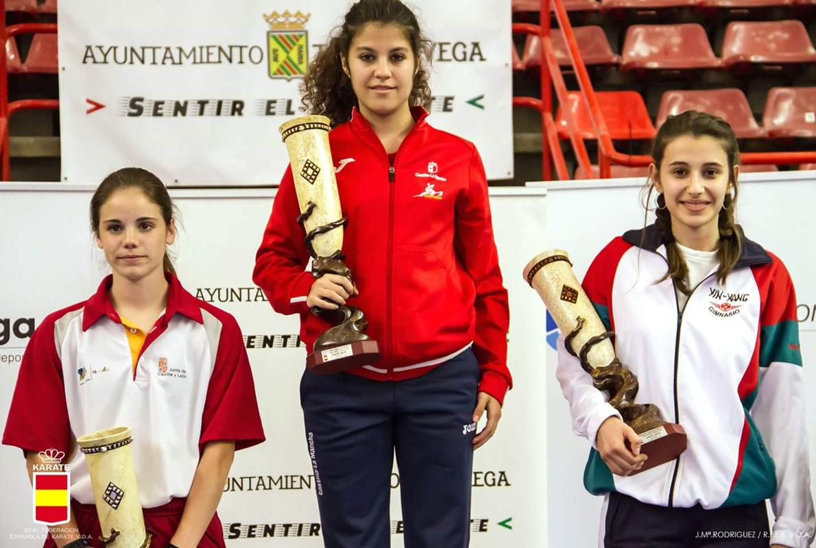 Anabel Palomo, en el centro, con el trofeo