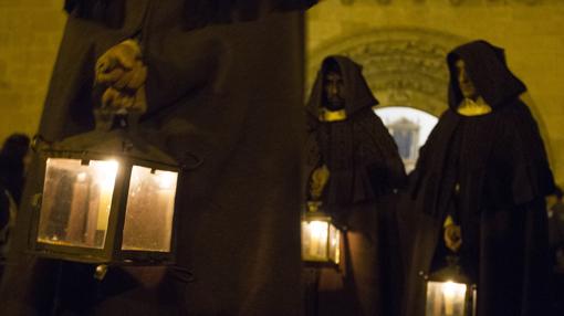 Salmodias de bombardino y capas carpas junto al Cristo del Amparo en Zamora