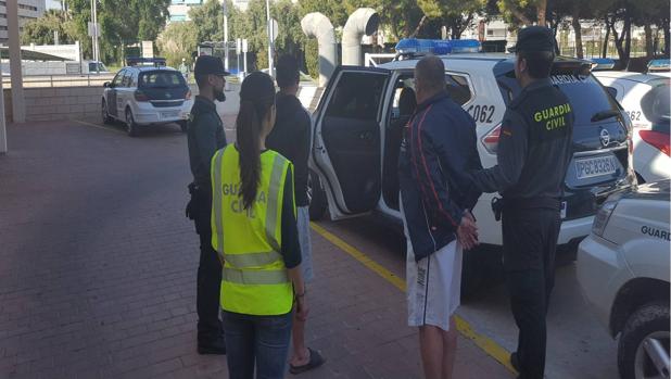 Acogen en un centro de menores a un niño obligado a mendigar en la playa de El Campello