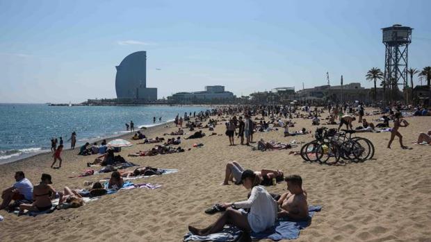 La playa de la Barceloneta, esta semana como si fuera un día de pleno verano