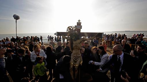 Imagen del Cristo del Salvador en la playa del Cabanyal tomada este Viernes Santo