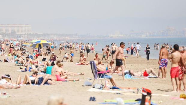 Aspecto de la playa de València en este Jueves Santo