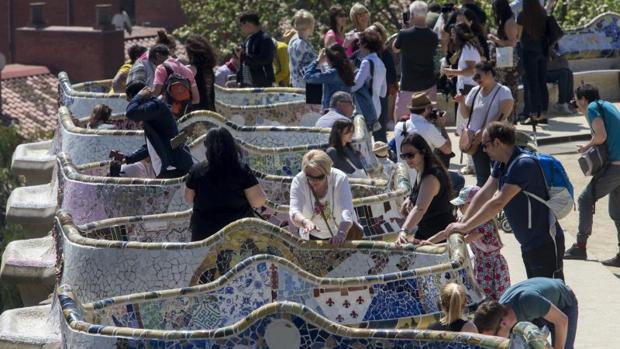 Turistas en el parque Güell de Barcelona