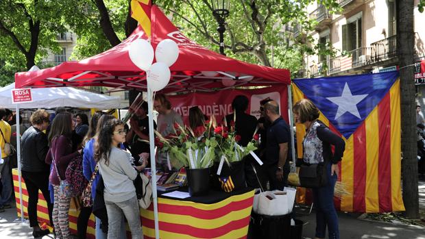 Autores firman libros en un stand independentista durante la celebración