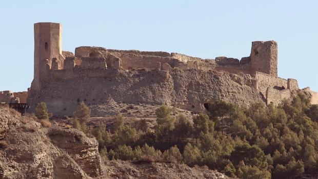 Imagen del Castillo de Ayud. A la derecha, el torreón que lleva años esperando ser restaurado