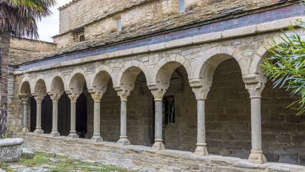 Arquerías del claustro de la catedral de Roda de Isábena