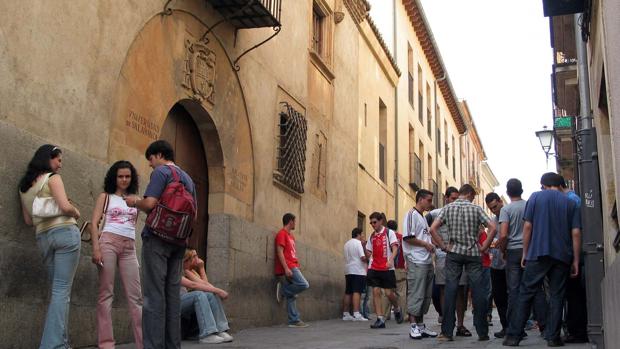 Estudiantes a las puertas de una de las facultades de la Universidad de Salamanca
