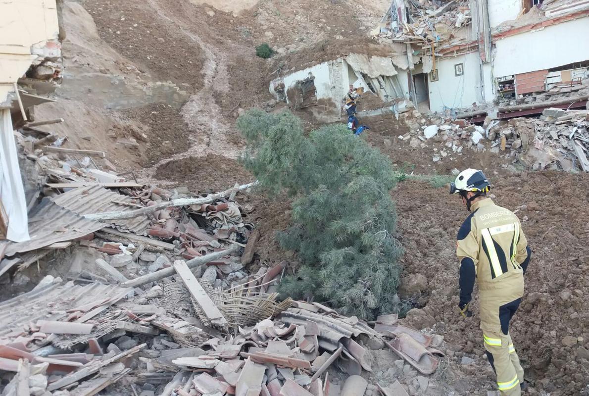 El desprendimiento de rocas y tierra arrasó cuanto se encontró por delante