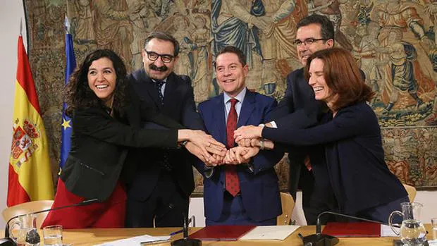Momento de la firma del convenio entre la Junta y la Fundación Amancio Ortega