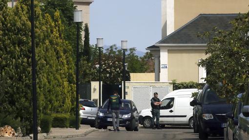 Agentes de la Guardia Civil permanece en las inmediaciones del domicilio del expresidente de la Comunidad de Madrid Ignacio González