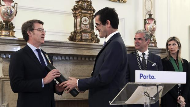Feijóo recibe de manos de Rui Moreira, alcalde de Oporto, la medalla de Honor de la ciudad portuguesa