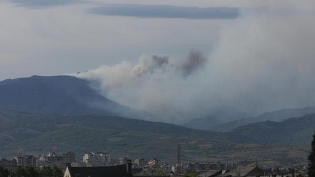 Incendio en los montes de Valdueza, perteneciente al municipio de Bouzas (León)