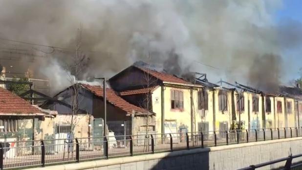 Un aparatoso incendio obliga a cortar el Metro de Bilbao