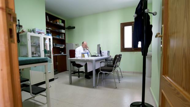Un médico pasa consulta en uno de los consultorios locales de la provincia de Valladolid