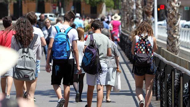 Imagen de archivo de un grupo de estudiantes en Valencia