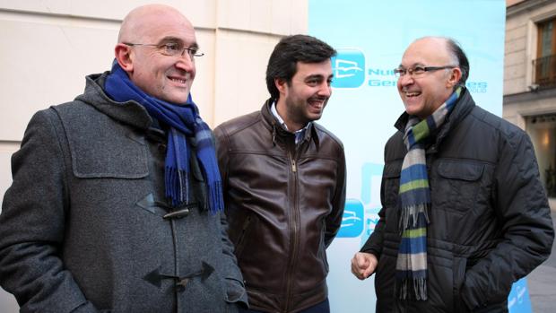 Los dos aspirantes a las primarias del PP de Valladolid, Carnero y García, junto al presidente actual, Ramiro Ruiz Medrano
