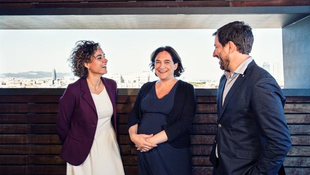 Montserrat, Colau y Comín, ayer tras la reunión en el Ayuntamiento, con la Torre Agbar al fondo