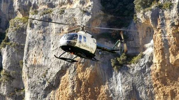 El cadáver del joven montañero fue evacuado de la zona en un helicóptero de la Guardia Civil