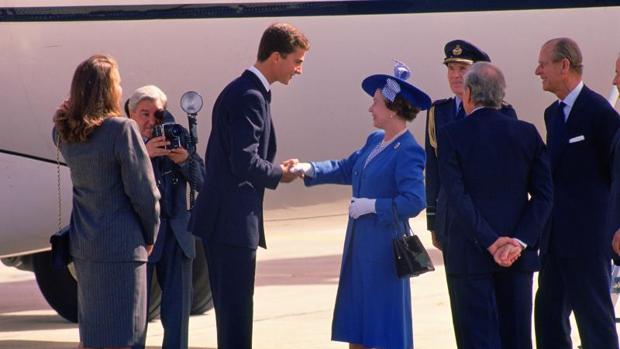 Don Felipe recibió a la Reina Isabel II en su visita a España en 1988