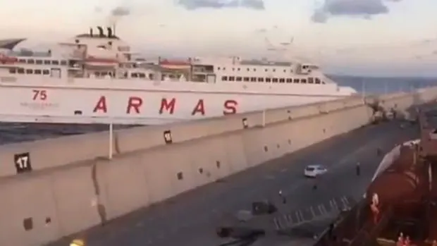 Momento de la colisión del buque de Naviera Armas en el Muelle Nelson Mandera del puerto de Las Palmas