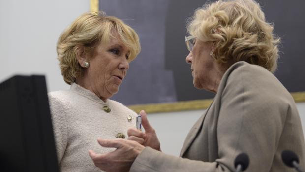 Esperanza Aguirre conversa con Manuela Carmena, durante un Pleno en Cibeles