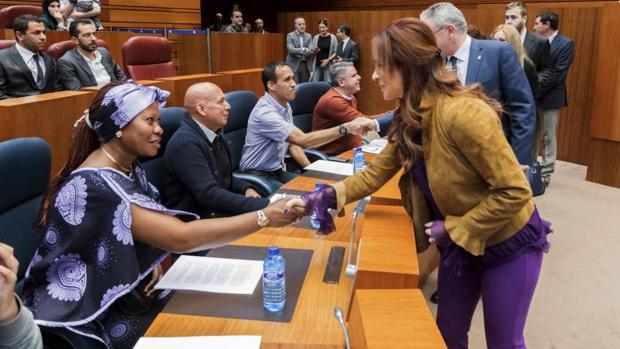 Silvia Clemente saluda a una de las inmigrantes, en la sede del Legislativo