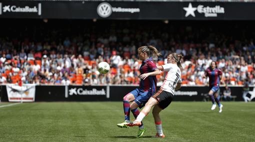 La jugadora del Valencia CF, Joyce Magalhaes, disputa un balón a la jugadora del Levante UD, Adriana Martín