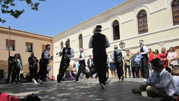 Los danzantes, durante la actuación en la plaza de España