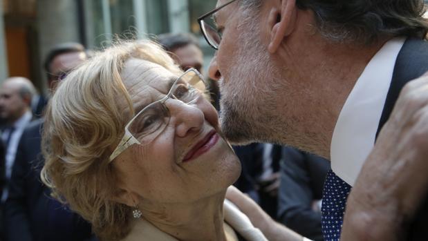 Manuela Carmena saluda a Mariano Rajoy, en una imagen de archivo