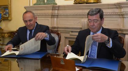 Cesar Rico Ruiz (IDrcha), y Ramiro González, durante la firma del convenio