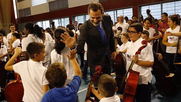 Los chicos del barrio tocan para el Rey