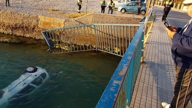 Un coche se sale de la vía y cae de madrugada al río Gorgos