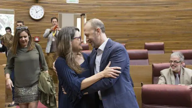 Mónica Oltra saluda a Alexis Marí, este martes en las Cortes Valencianas