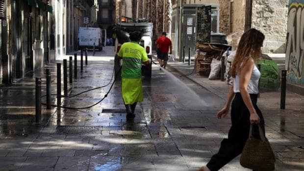 Un operario de limpieza, en el barrio del Born de Barcelona