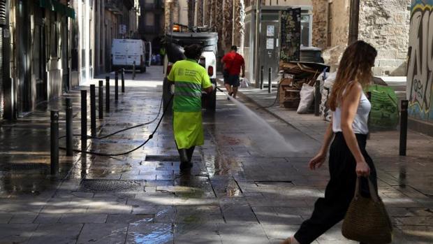 Un operario de limpieza, en el barrio del Born de Barcelona