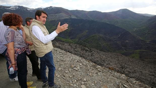 El consejero Suárez-Quñones visita la zona afectada por el fuego en la Tebaida Berciana