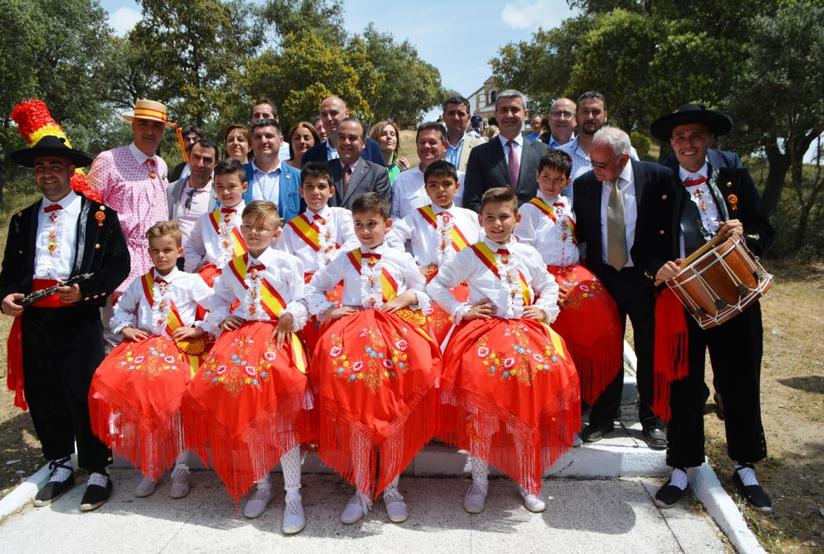 El presidente de la Diputación y del delegado del Gobierno, entre los visitantes de la fiesta