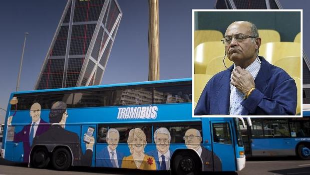 En primer plano, el «tramabús» con la imagen de Díaz Ferrán. A la derecha, el ex presidente de la CEOE