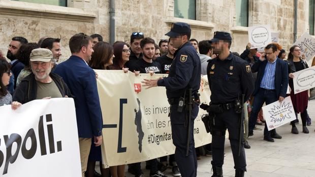 Imagen de la concentración de este martes frente a las Cortes Valencianas