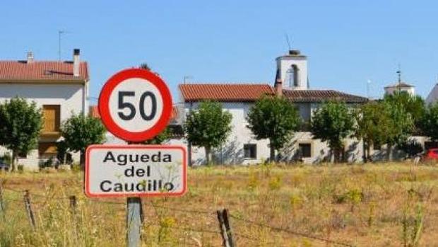 Cartel de Águeda del Caudillo, a la entrada del municipio salmantino