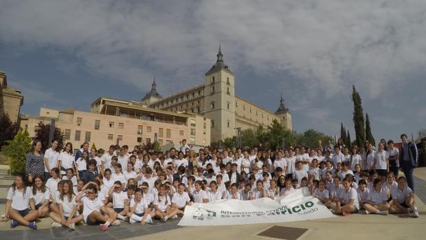 El grupo entero junto al Alcázar de Toledo