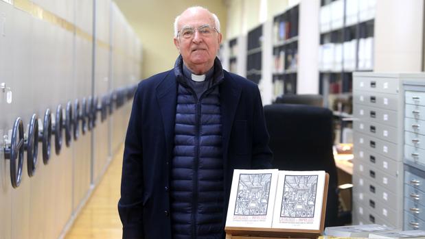 Salvador Domato, director del Archivo Histórico Diocesano de Santiago, junto al nuevo catálogo presentado