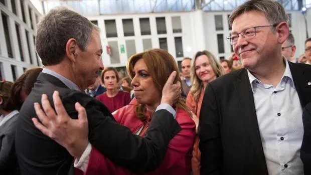 Susana Días y el expresidente de Gobierno José Luis Zapatero se abrazan en el homenaje a Carme Chacón Inés