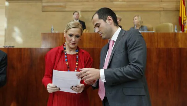Cristina Cifuentes e Ignacio Aguado revisan un documento durante un pleno de la Asamblea madrileña