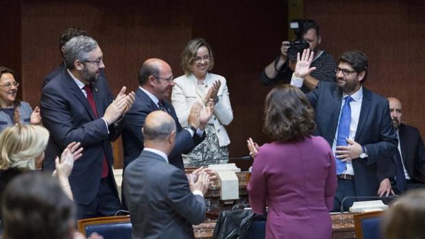 Pedro Antonio Sánchez (2i), junto a los diputados del PP en el parlamento murciano aplauden al candidato a la presidencia