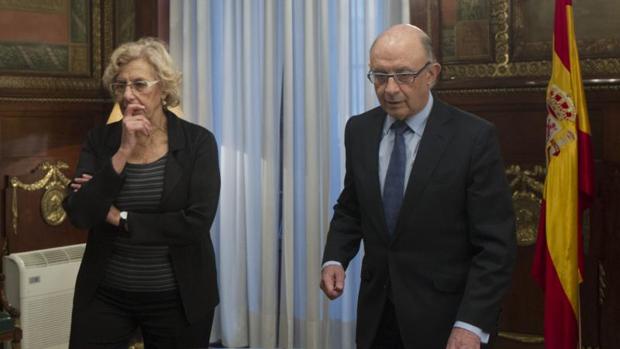 La alcaldesa de Madrid, Manuela Carmena, y el ministro de Hacienda, Cristóbal Montoro