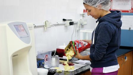 Cada hora se analiza en laboratorios de calidad la producción de Munchitos