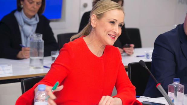 Cristina Cifuentes, durante el Comité Ejecutivo Regional del PP. A su izquierda, la botella de agua del Canal